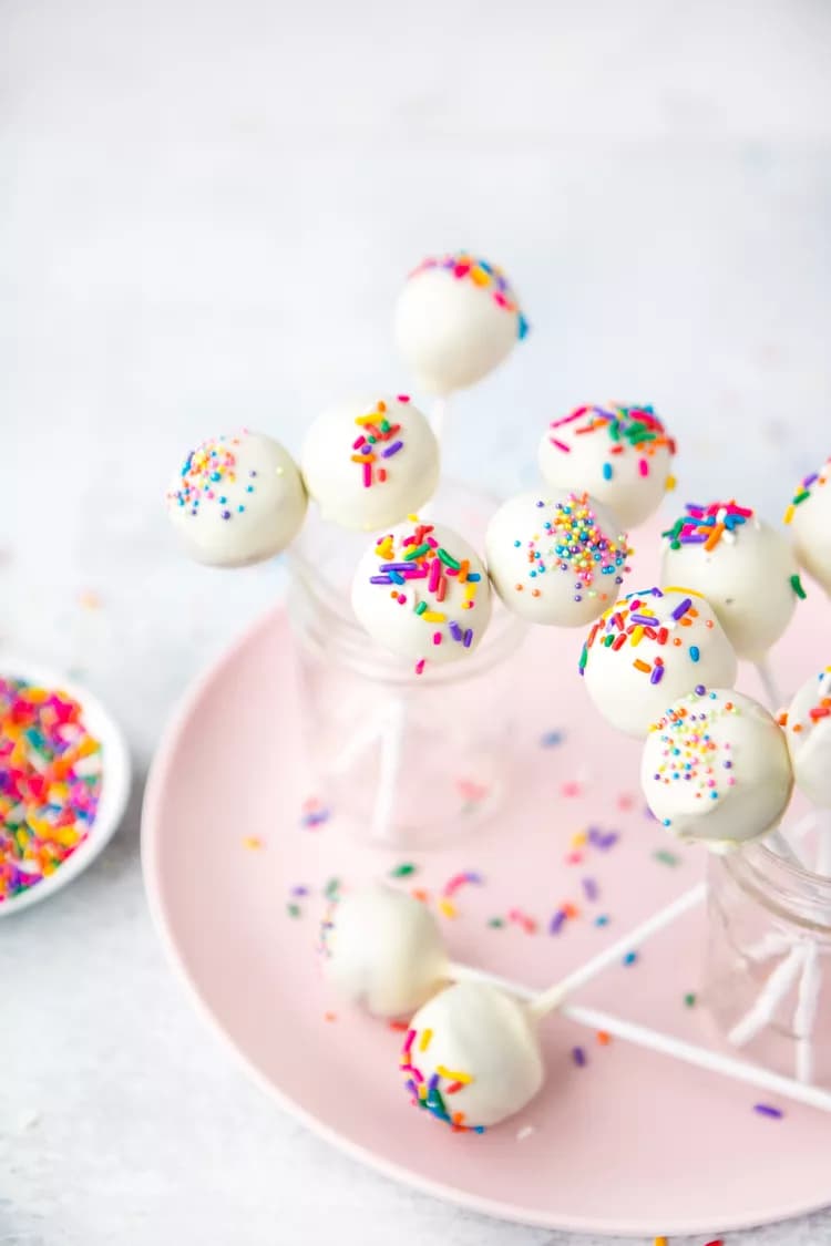 Vanilla Cake Pops --- Made to Order*